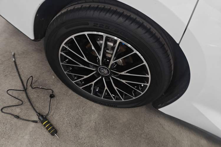 Used BYD Qin L 2024 DM-i 120KM Excellence Model Right Rear Wheel Hub
