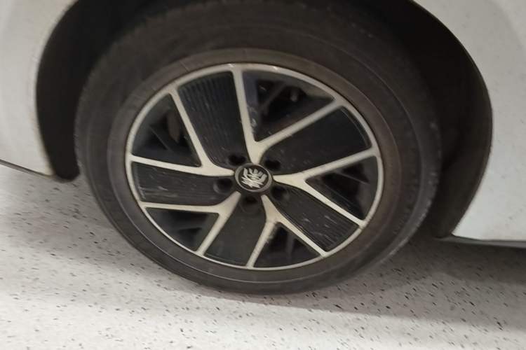 Used BYD Qin L 2024 DM-i 120KM Leading Model Right Rear Wheel Hub