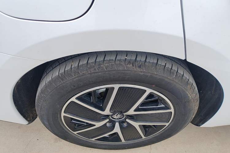 Used BYD Qin L 2024 DM-i 80KM Beyond Model Right Rear Wheel Hub
