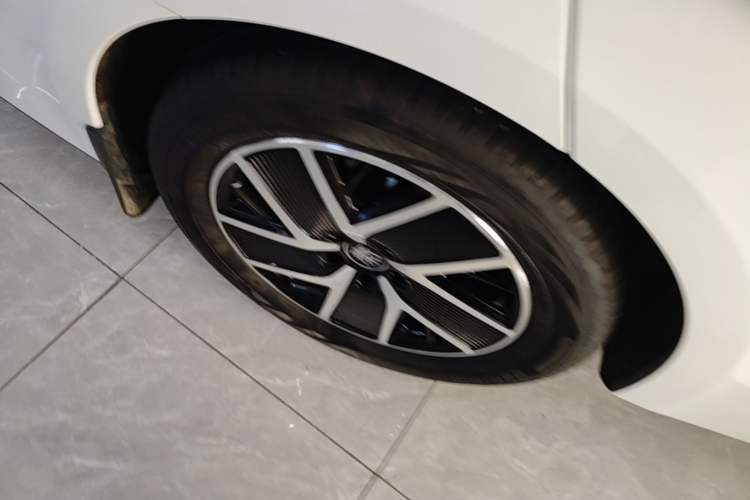 Used BYD Qin L 2024 DM-i 80KM Beyond Model Right Rear Wheel Hub
