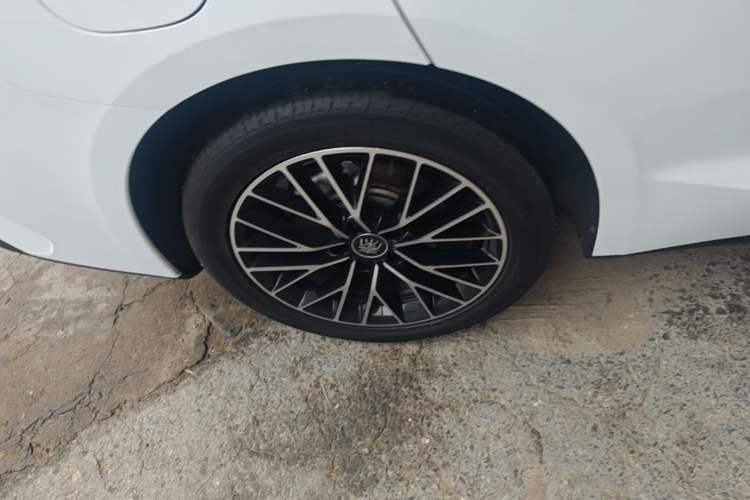 Used BYD Qin L 2024 DM-i 120KM Excellence Model Right Rear Wheel Hub