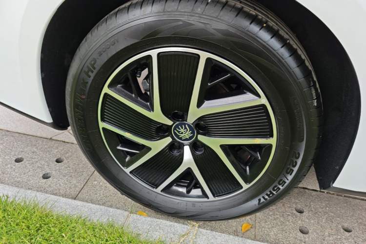 Used BYD Qin L 2024 DM-i 80KM Beyond Model Right Rear Wheel Hub