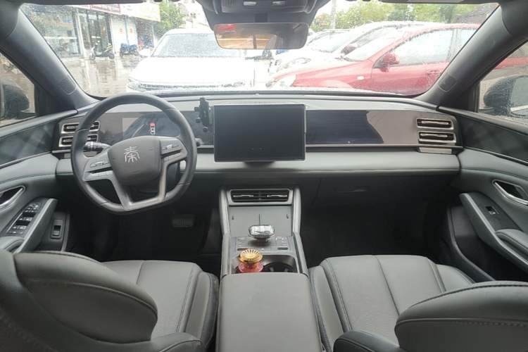 Used BYD Qin L 2025 DM-i Smart Drive 80KM Leading Model Center Console