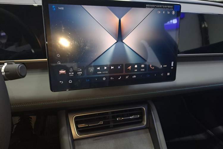 Used BYD Qin L 2025 DM-i Smart Drive 120KM Superior Model Audio And AC Panel