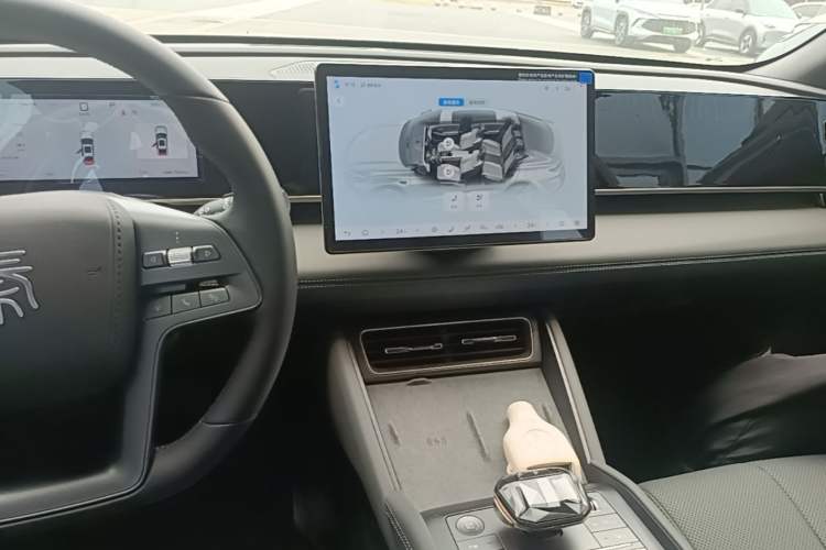 Used BYD Qin L 2025 DM-i Smart Drive 120KM Superior Model Audio And AC Panel