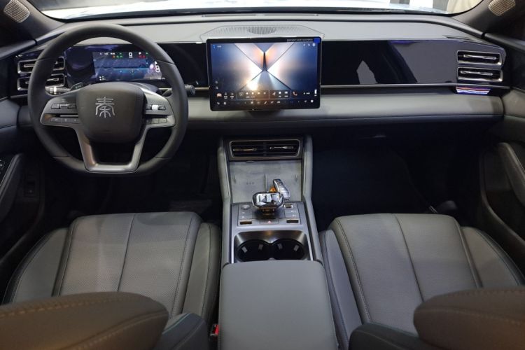 Used BYD Qin L 2025 DM-i Smart Drive 120KM Superior Model Center Console