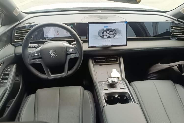 Used BYD Qin L 2025 DM-i Smart Drive 120KM Superior Model Center Console