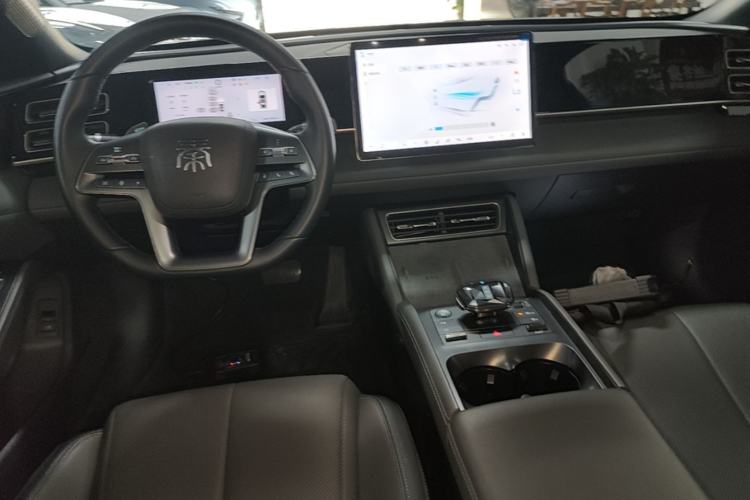 Used BYD Qin L 2025 DM-i Smart Drive 120KM Superior Model Center Console