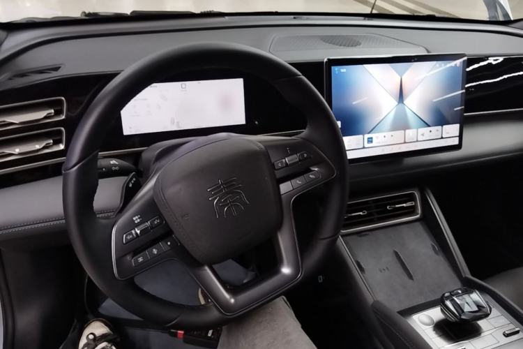 Used BYD Qin L 2025 DM-i Smart Drive 120KM Superior Model Center Console