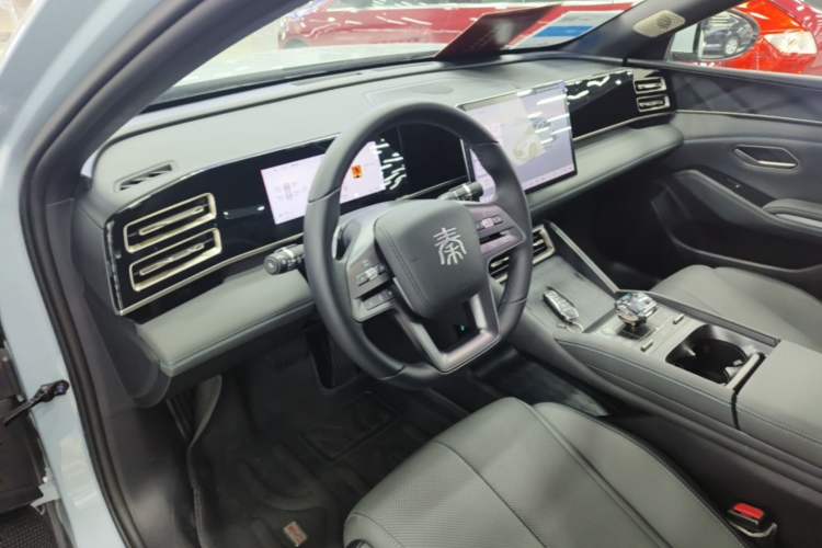 Used BYD Qin L 2025 DM-i Smart Drive 120KM Superior Model Center Console