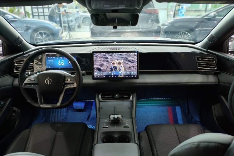 Used BYD Qin L 2025 DM-i Smart Drive 80KM Leading Model Center Console
