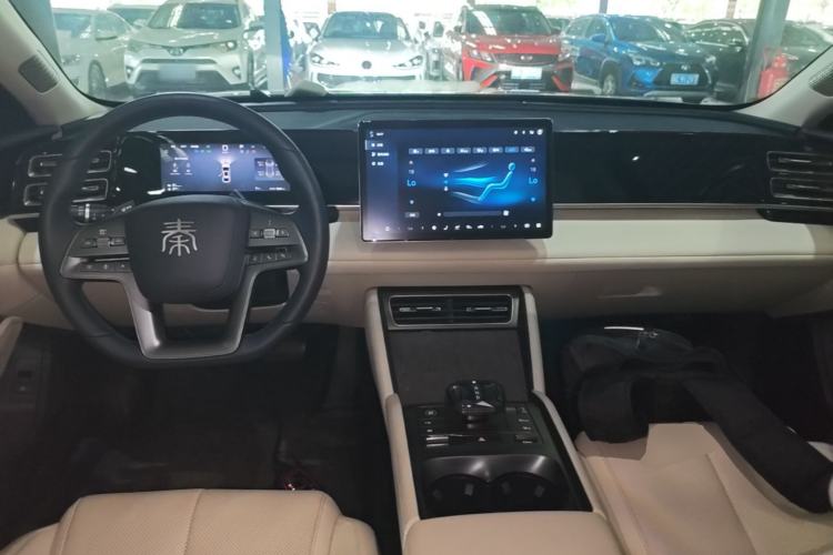 Used BYD Qin L 2025 DM-i Smart Drive 120KM Superior Model Center Console