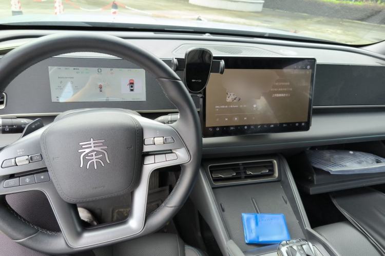 Used BYD Qin L 2025 DM-i Smart Drive 80KM Leading Model Center Console