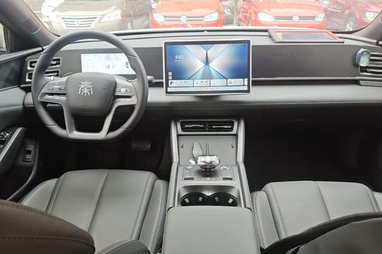 Used BYD Qin L 2025 DM-i Smart Drive 80KM Leading Model Center Console