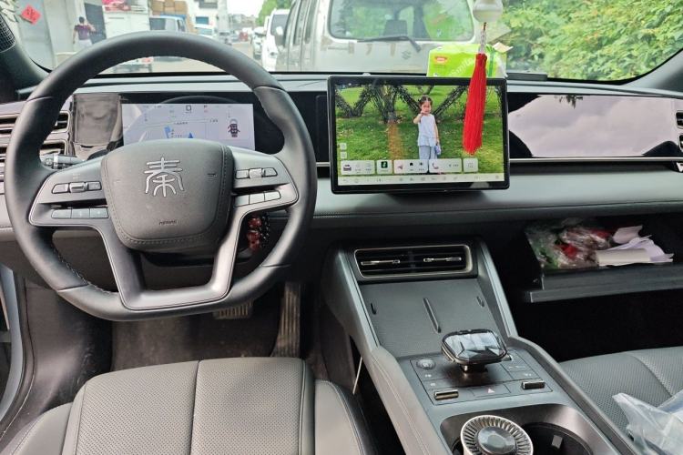 Used BYD Qin L 2025 DM-i Smart Drive 80KM Leading Model Center Console