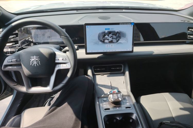 Used BYD Qin L 2025 DM-i Smart Drive 120KM Superior Model Center Console