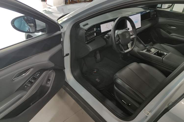 Used BYD Qin L 2025 DM-i Smart Drive 120KM Superior Model Driver Seat