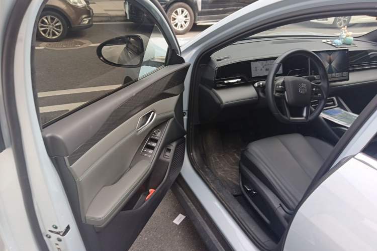 Used BYD Qin L 2025 EV 545KM Beyond Version Driver Seat
