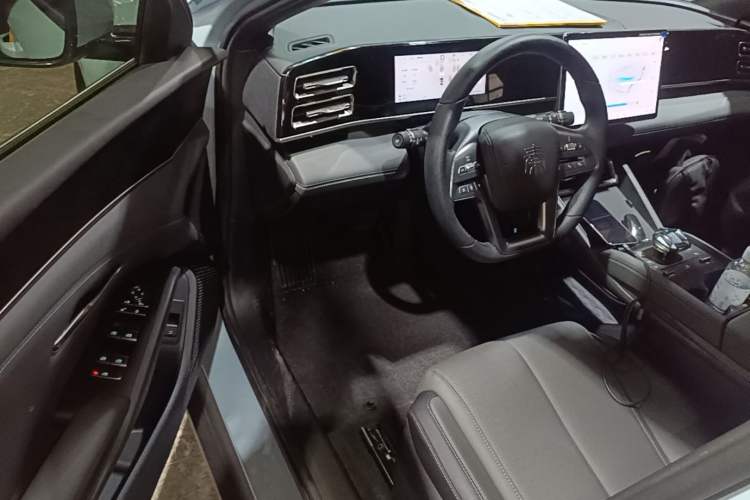 Used BYD Qin L 2025 DM-i Smart Drive 80KM Leading Model Driver Seat