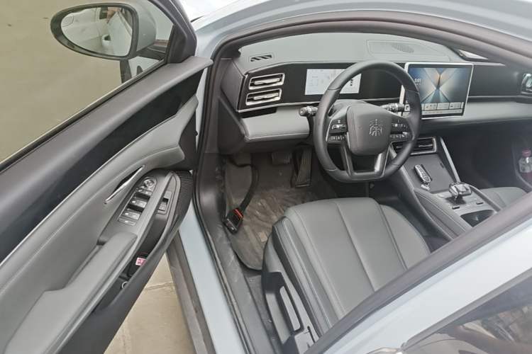 Used BYD Qin L 2025 DM-i Smart Drive 80KM Leading Model Driver Seat