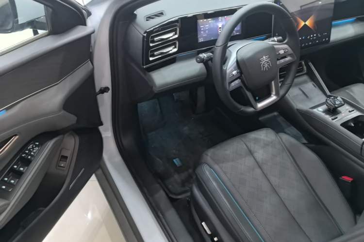Used BYD Qin L 2025 DM-i Smart Drive 120KM Excellence Model Driver Seat