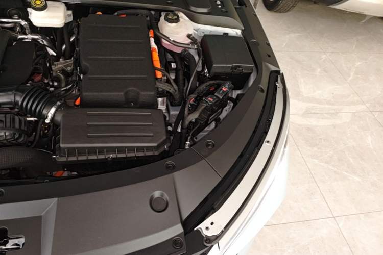 Used BYD Qin L 2025 DM-i Smart Drive 120KM Superior Model Engine Bay Left