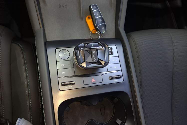 Used BYD Qin L 2025 DM-i Smart Drive 120KM Superior Model Gear Lever