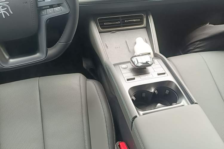 Used BYD Qin L 2025 DM-i Smart Drive 120KM Superior Model Gear Lever