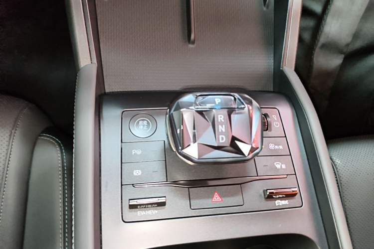 Used BYD Qin L 2025 DM-i Smart Drive 80KM Leading Model Gear Lever