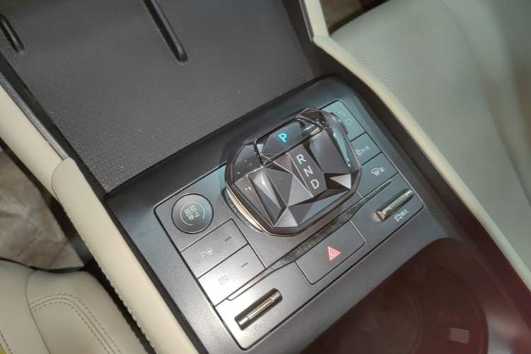 Used BYD Qin L 2025 DM-i Smart Drive 80KM Superior Model Gear Lever