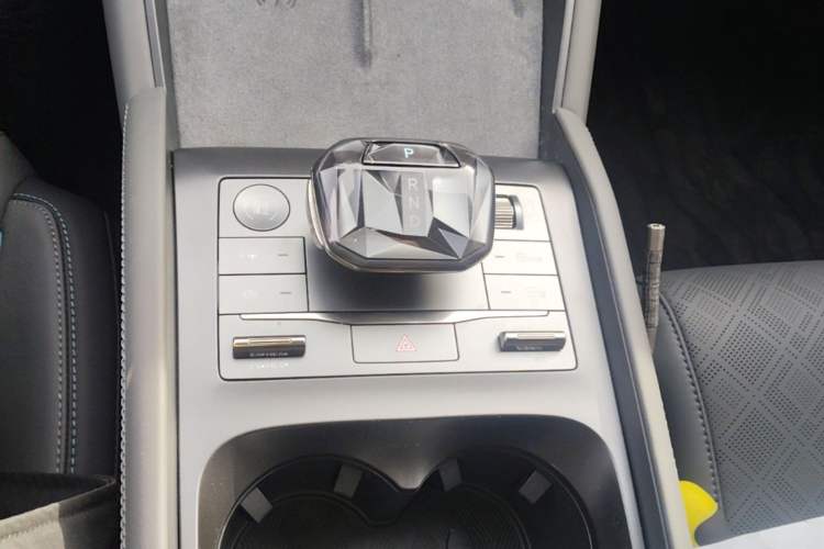 Used BYD Qin L 2025 DM-i Smart Drive 120KM Excellence Model Gear Lever