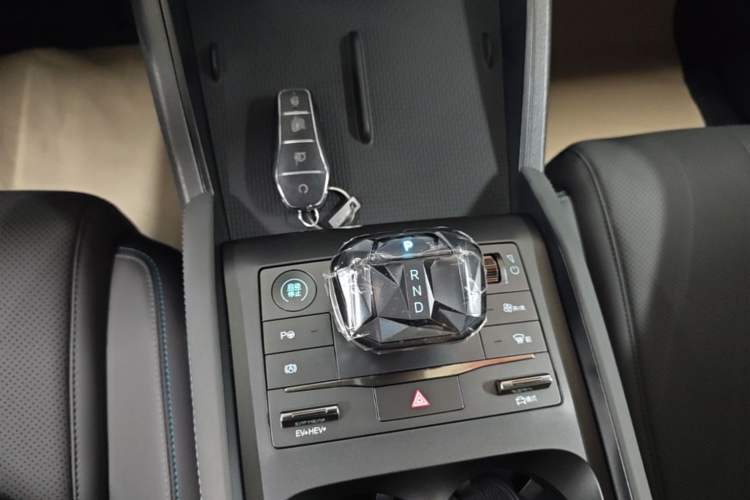 Used BYD Qin L 2025 DM-i Smart Drive 80KM Leading Model Gear Lever