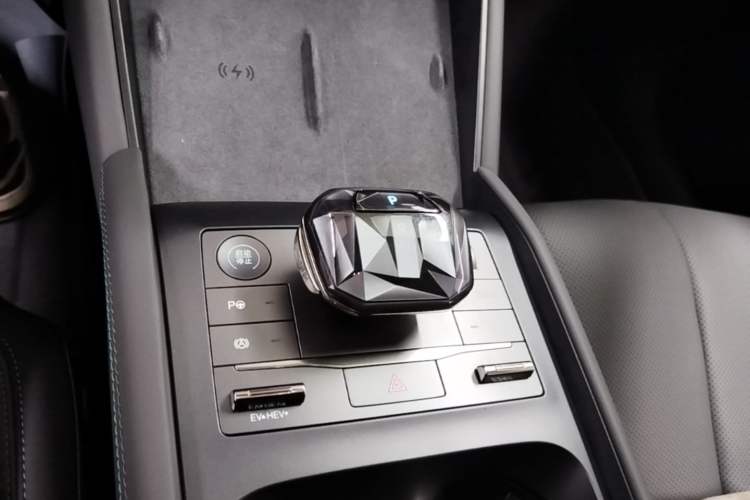Used BYD Qin L 2025 DM-i Smart Drive 120KM Superior Model Gear Lever