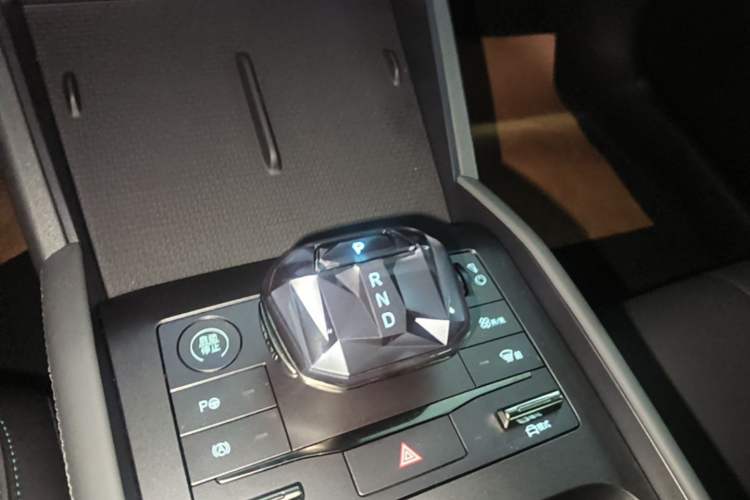Used BYD Qin L 2025 DM-i Smart Drive 80KM Leading Model Gear Lever