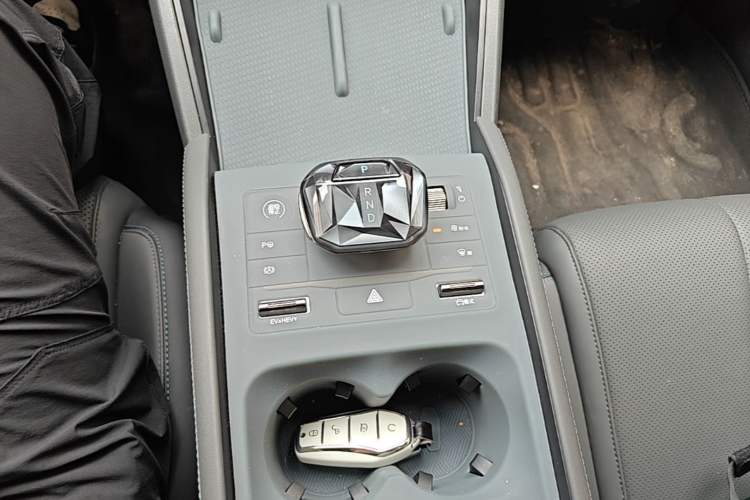 Used BYD Qin L 2025 DM-i Smart Drive 80KM Leading Model Gear Lever
