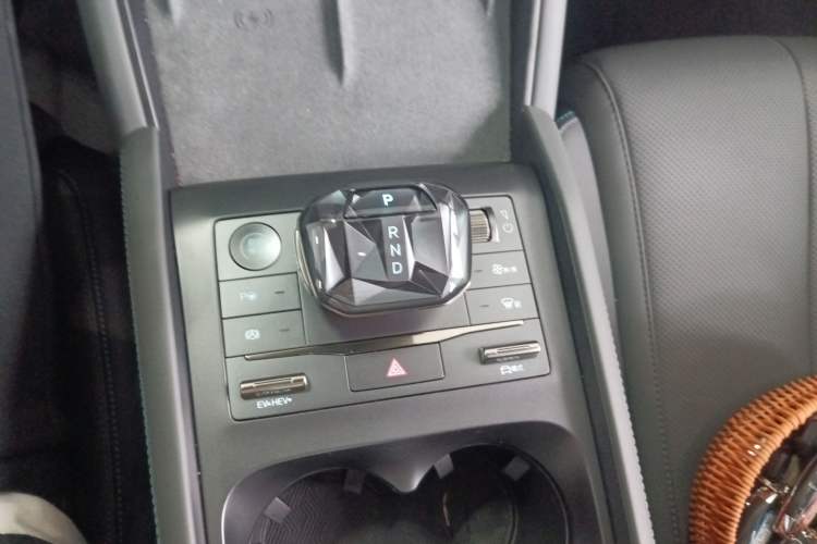 Used BYD Qin L 2025 DM-i Smart Drive 120KM Superior Model Gear Lever
