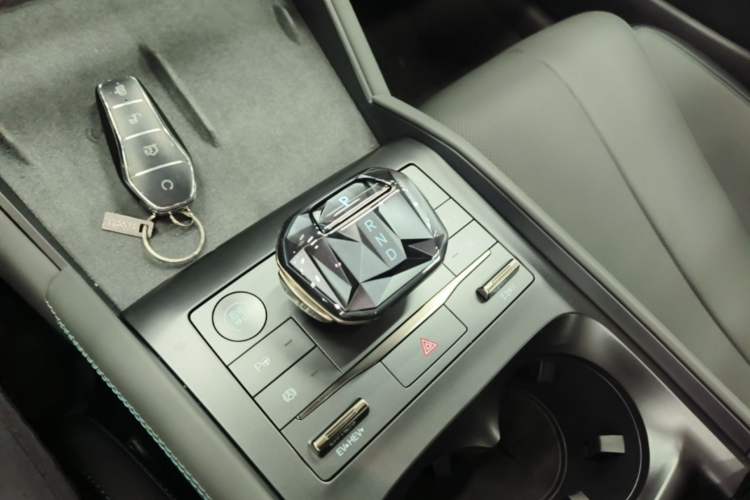 Used BYD Qin L 2025 DM-i Smart Drive 120KM Superior Model Gear Lever
