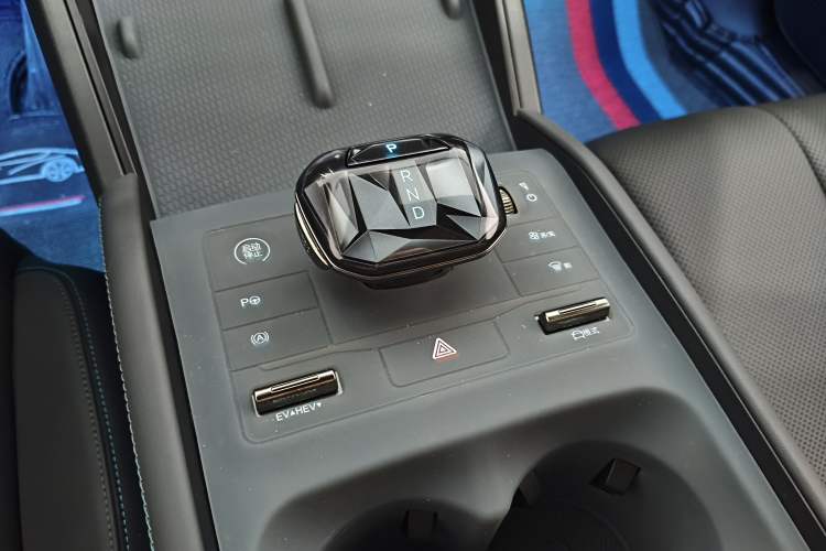 Used BYD Qin L 2025 DM-i Smart Drive 80KM Leading Model Gear Lever