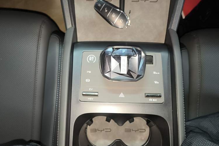 Used BYD Qin L 2025 DM-i Smart Drive 80KM Leading Model Gear Lever