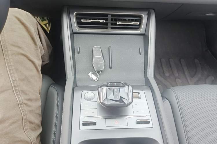 Used BYD Qin L 2025 DM-i Smart Drive 80KM Leading Model Gear Lever