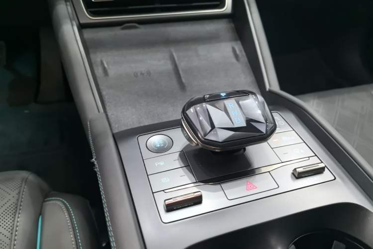 Used BYD Qin L 2025 DM-i Smart Drive 120KM Excellence Model Gear Lever