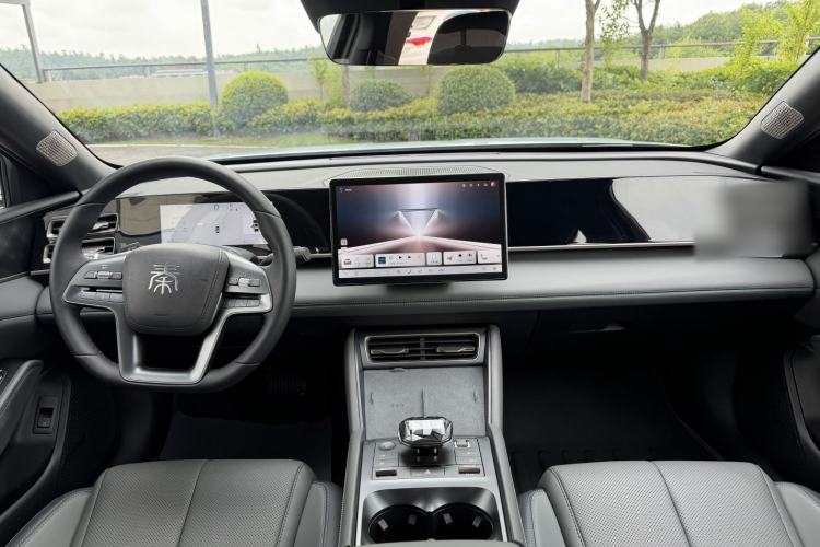 Used BYD Qin L 2025 DM-i Smart Drive 120KM Superior Model Interior 1