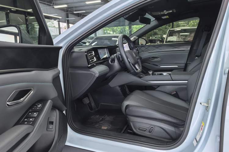 Used BYD Qin L 2025 DM-i Smart Drive 120KM Leading Model Interior 2