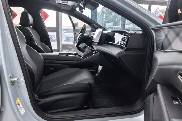 Used BYD Qin L 2025 DM-i Smart Drive 120KM Leading Model Interior 4
