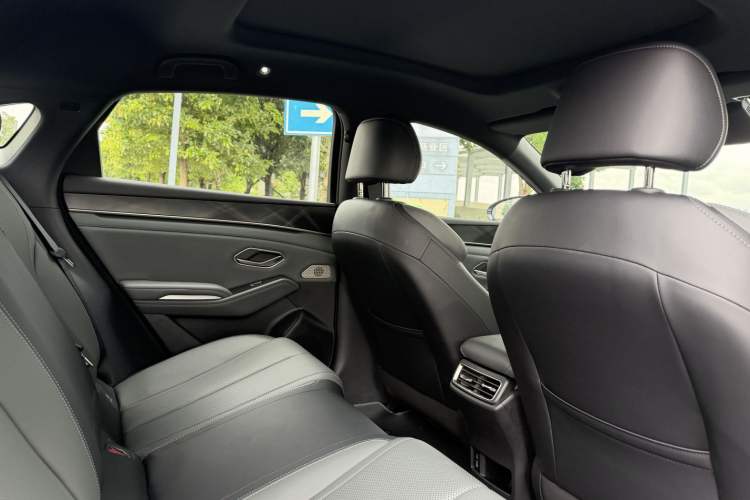 Used BYD Qin L 2025 DM-i Smart Drive 120KM Superior Model Interior 6
