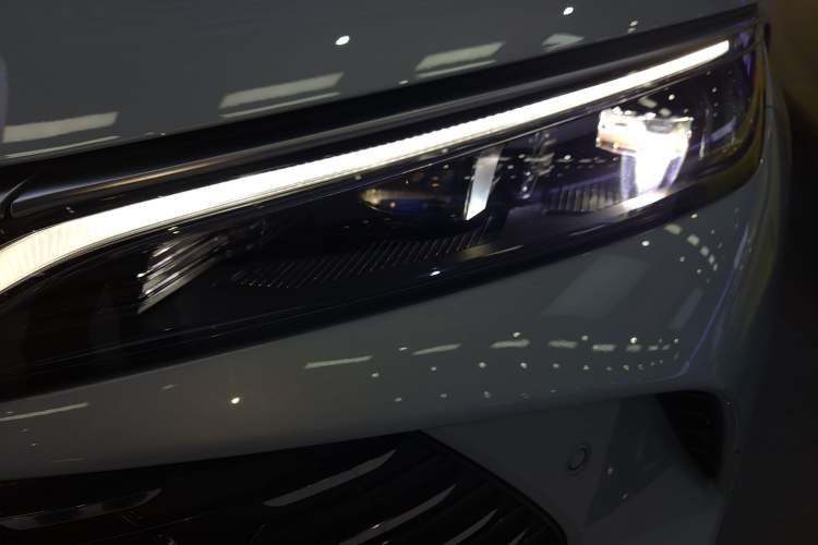 Used BYD Qin L 2025 DM-i Smart Drive 120KM Superior Model Left Front Headlight