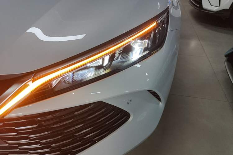 Used BYD Qin L 2025 DM-i Smart Drive 120KM Superior Model Left Front Headlight