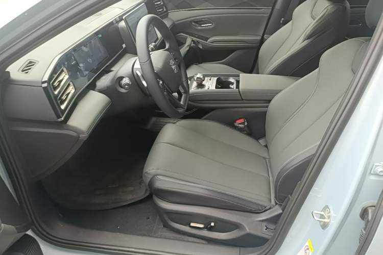 Used BYD Qin L 2025 DM-i Smart Drive 120KM Superior Model Left Front Seat