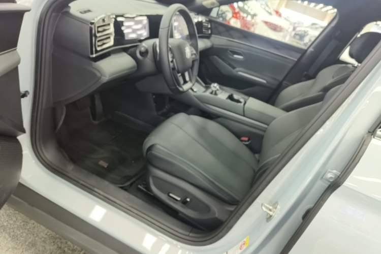 Used BYD Qin L 2025 DM-i Smart Drive 120KM Superior Model Left Front Seat