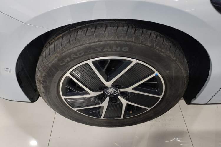 Used BYD Qin L 2025 DM-i Smart Drive 120KM Superior Model Left Front Wheel Hub